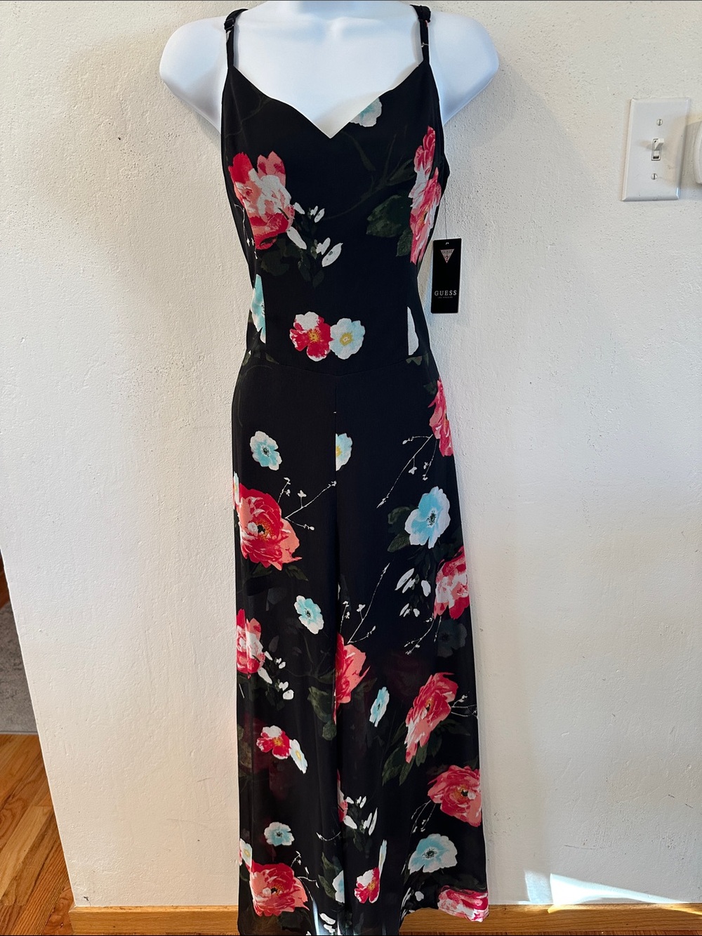 Guess size 8, looks like a dress, it’s a romper, floral, zips in back, lined